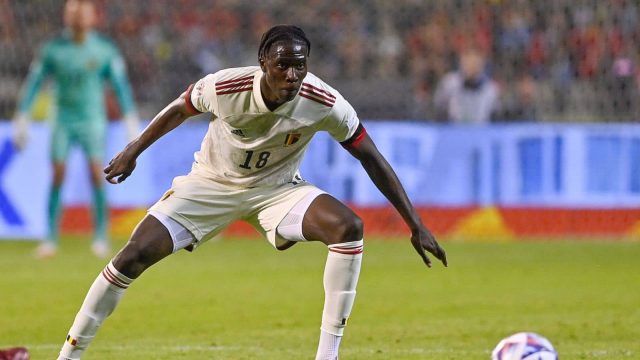 Amadou Onana anticipates the ball in a Belgium jersey