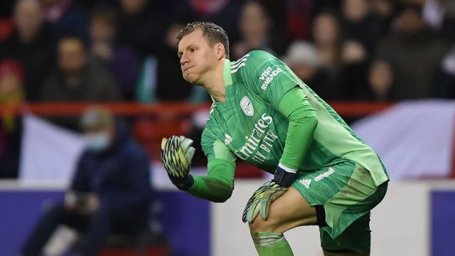 Bernd Leno throws the ball in an Arsenal jersey